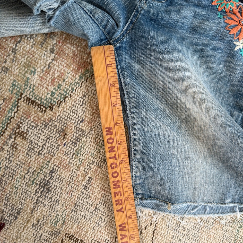 Mudd Girls Denim Bermuda Shorts Size 12 Floral Embroidered Distressed Raw Hem - Picture 7 of 9